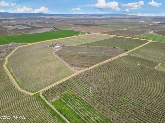 a view of a tennis court
