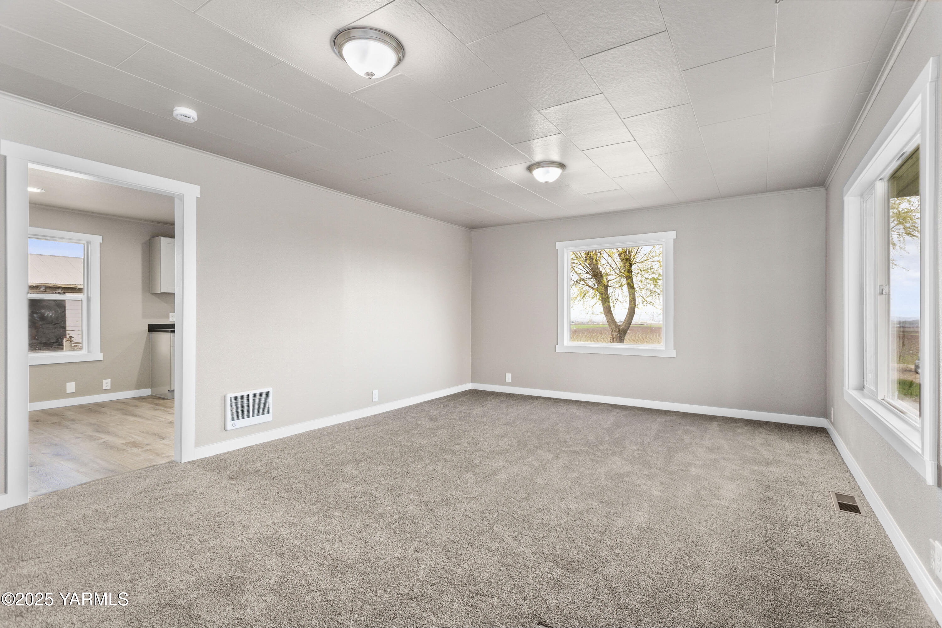 173801 Evans Road Grandview, WA 98930 - Photo 5 of 45 an empty room with windows and closet