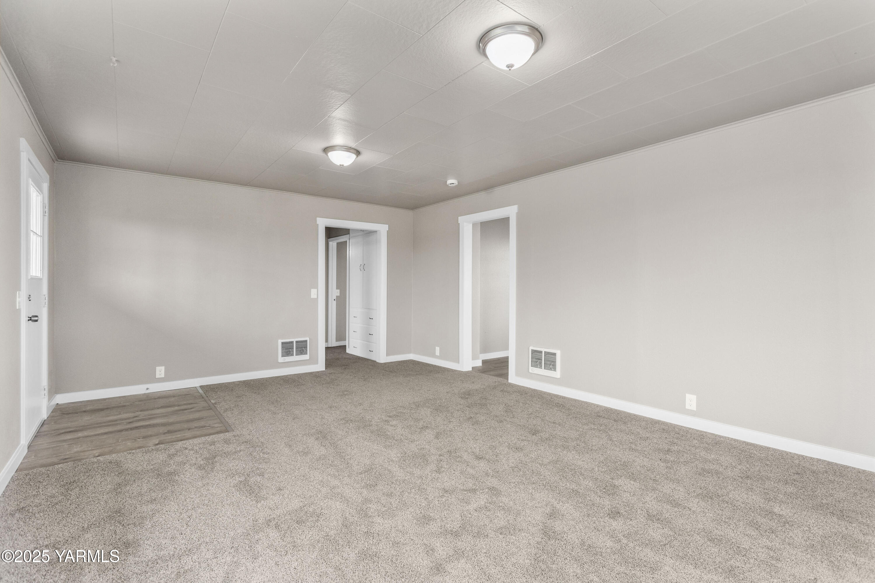 173801 Evans Road Grandview, WA 98930 - Photo 6 of 45 an empty room with an entryway