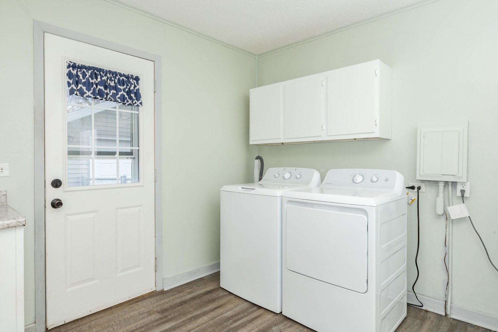 334 East Baker Street Bloomington, IL 61701 - Photo 11 of 32 a utility room with dryer and washer