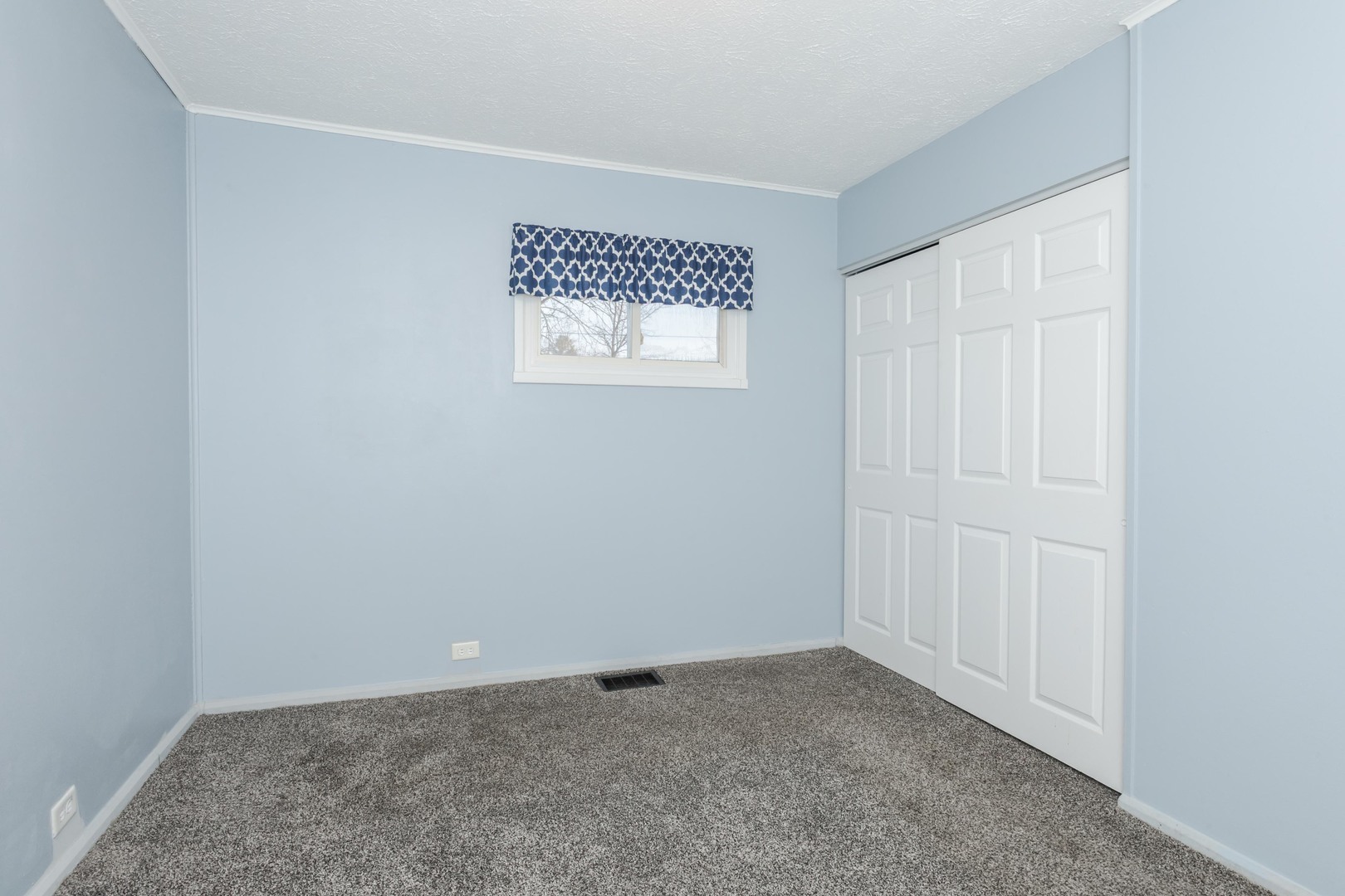 334 East Baker Street Bloomington, IL 61701 - Photo 18 of 32 an empty room with windows