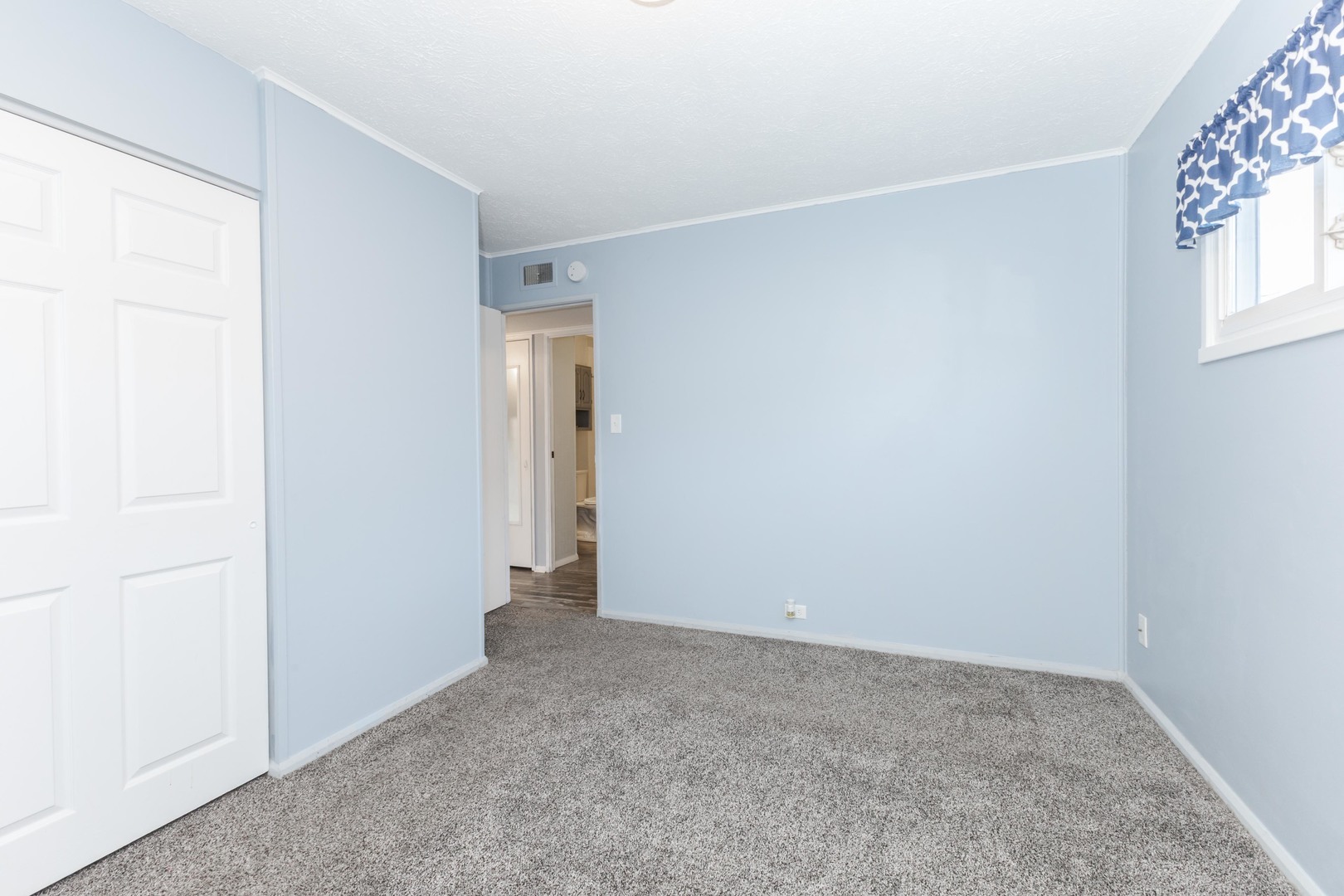 334 East Baker Street Bloomington, IL 61701 - Photo 19 of 32 an empty room with windows