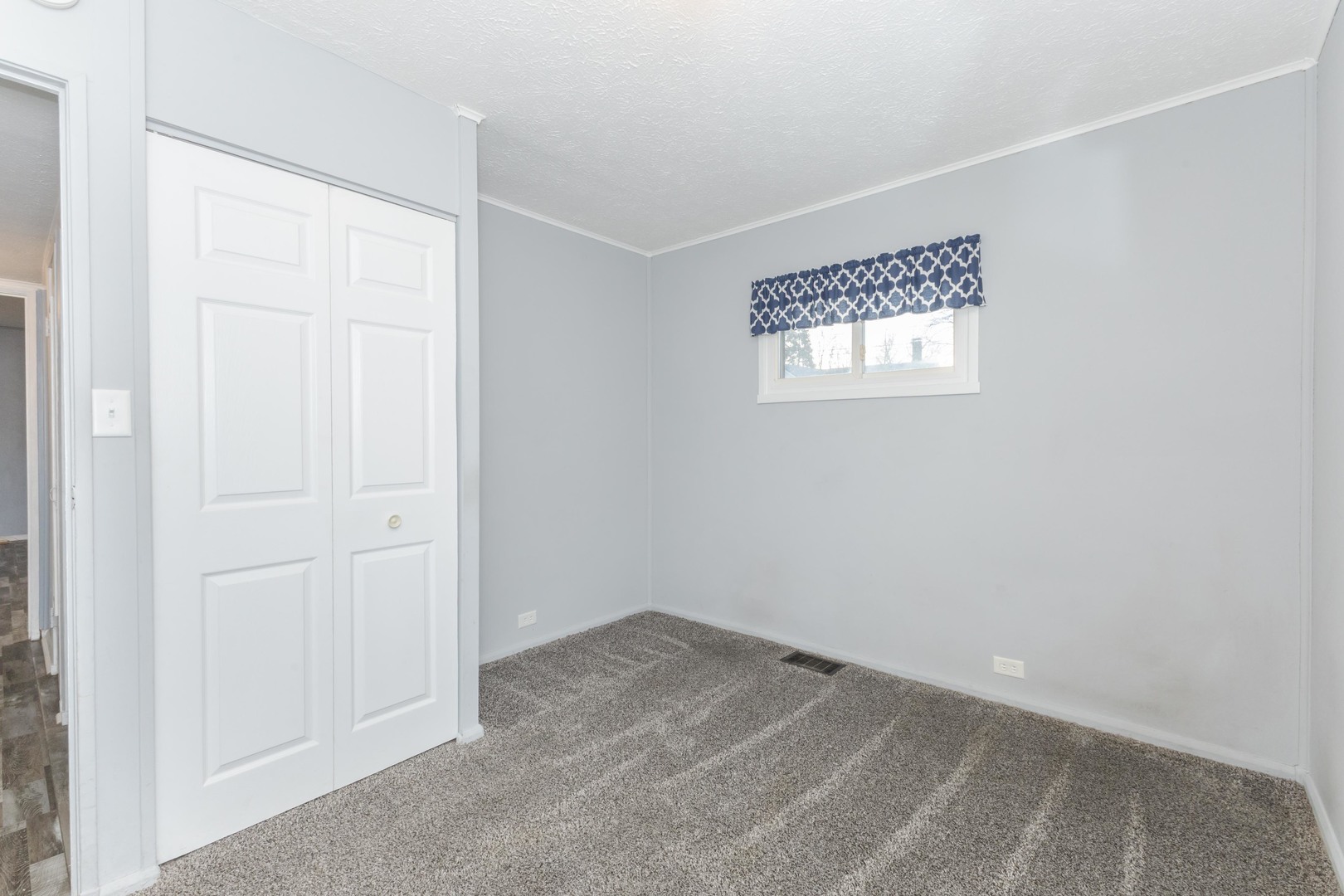 334 East Baker Street Bloomington, IL 61701 - Photo 21 of 32 an empty room with windows