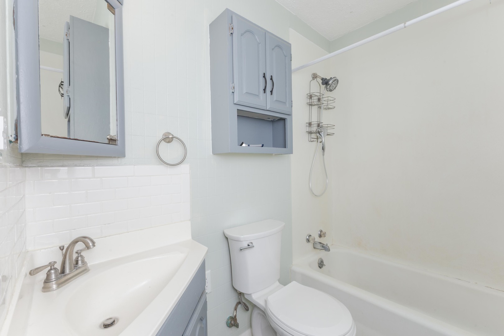 334 East Baker Street Bloomington, IL 61701 - Photo 22 of 32 a bathroom with a toilet sink and bathtub