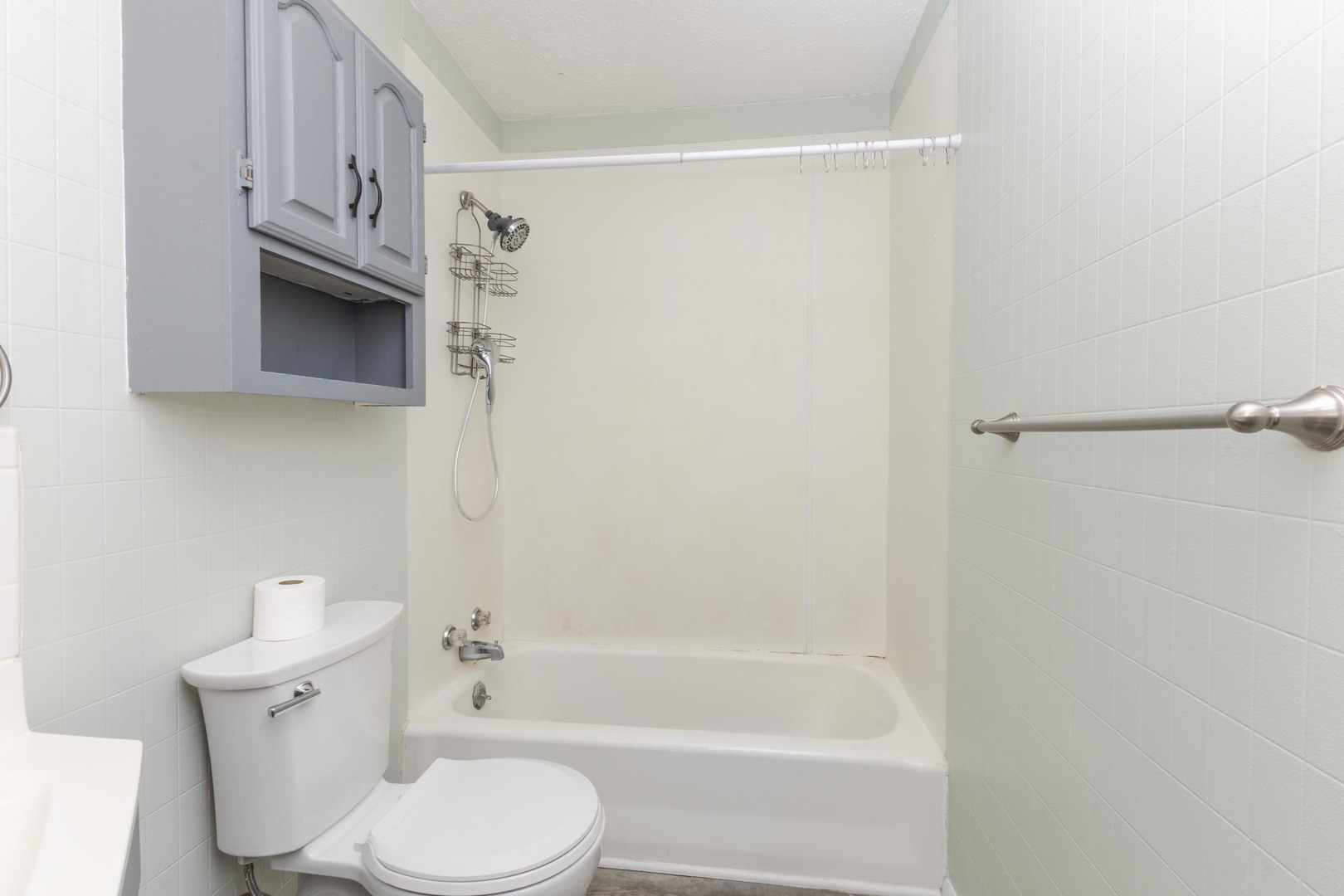 334 East Baker Street Bloomington, IL 61701 - Photo 23 of 32 a bathroom with a toilet a sink and bathtub