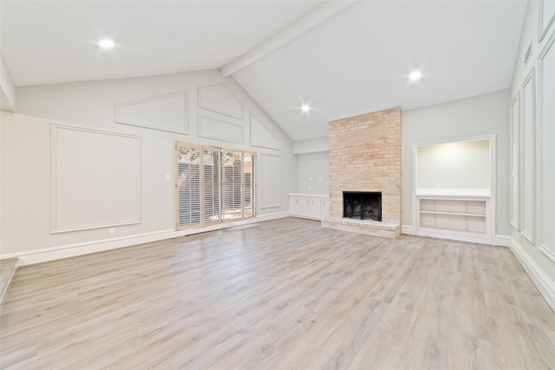 154 Old Bridge Lake Street Houston, TX 77069 - Photo 17 of 30 an empty room with wooden floor and fireplace