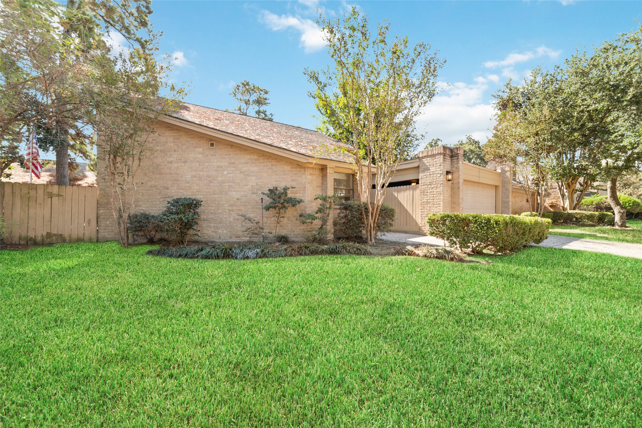 154 Old Bridge Lake Street Houston, TX 77069 - Photo 8 of 30 a view of a house with backyard and a tree