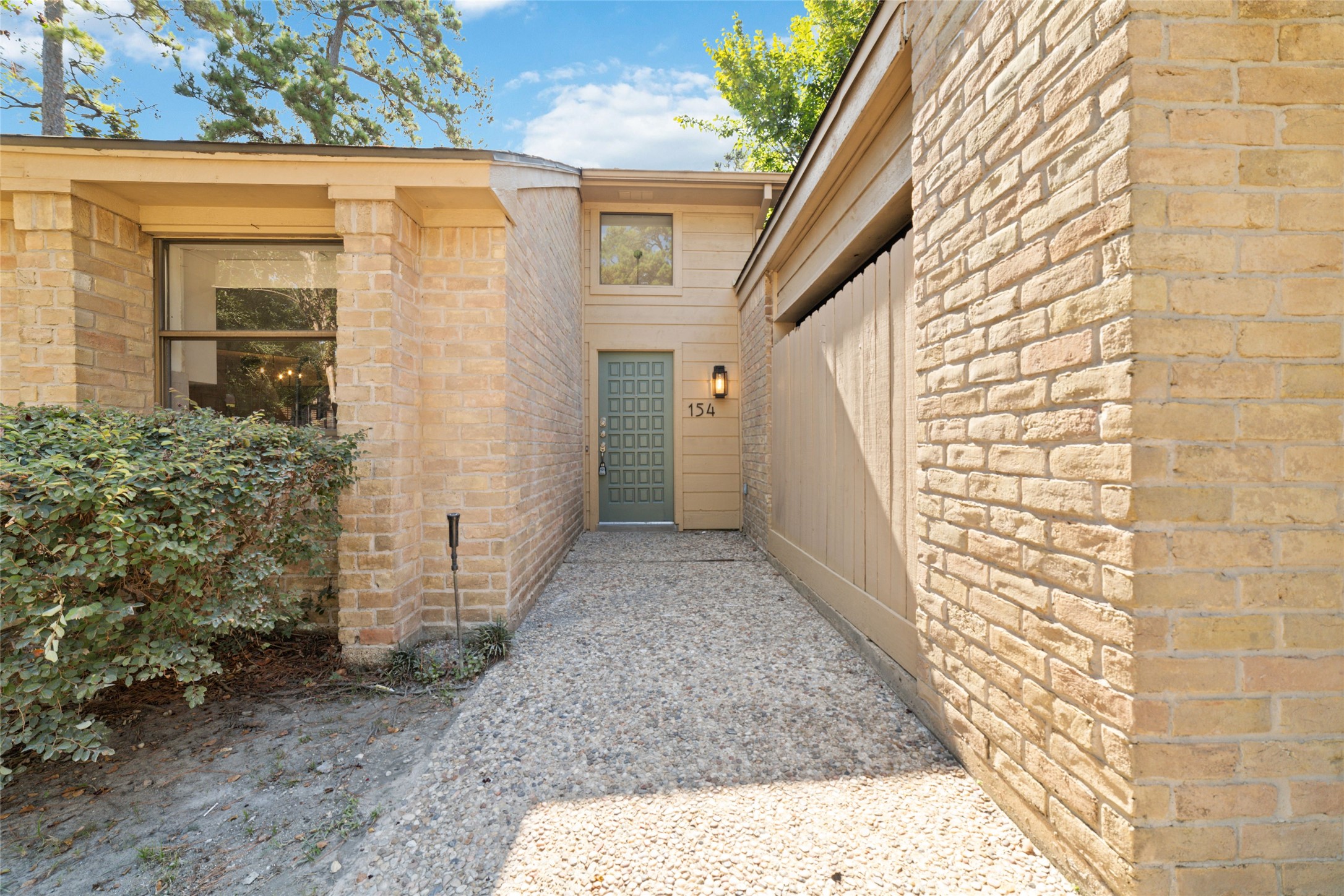 154 Old Bridge Lake Street Houston, TX 77069 - Photo 9 of 30 front view of a house with a large window