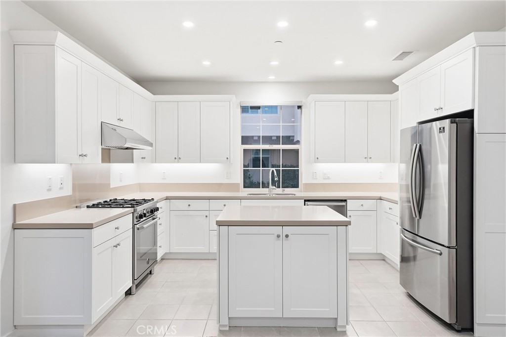 125 Messenger Irvine, CA 92618 - Photo 6 of 19 a kitchen with a stove a refrigerator and a sink