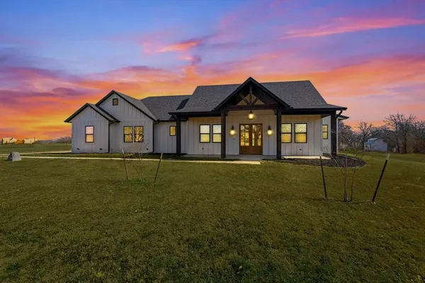 $549,900 | 420 Zonaverde Court, Poolville, TX 76487
