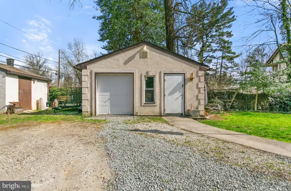 a view of house with backyard and trees