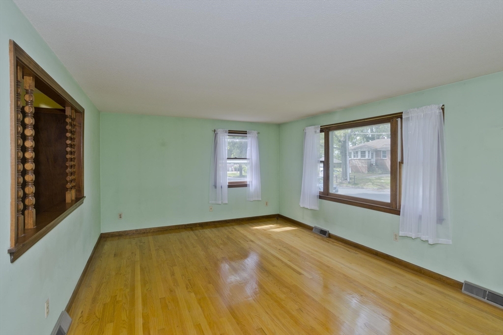 51 Hardy Street Springfield, MA 01129 - Photo 11 of 42 Gallery Image 11