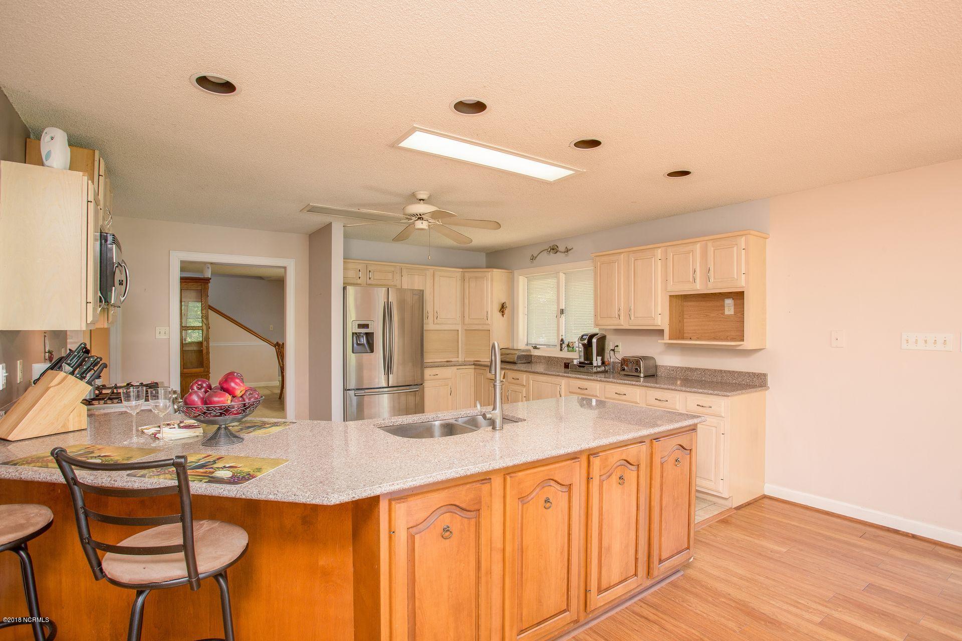 608 Sawgrass Road Hampstead, NC 28443 - Photo 16 of 32 Kitchen