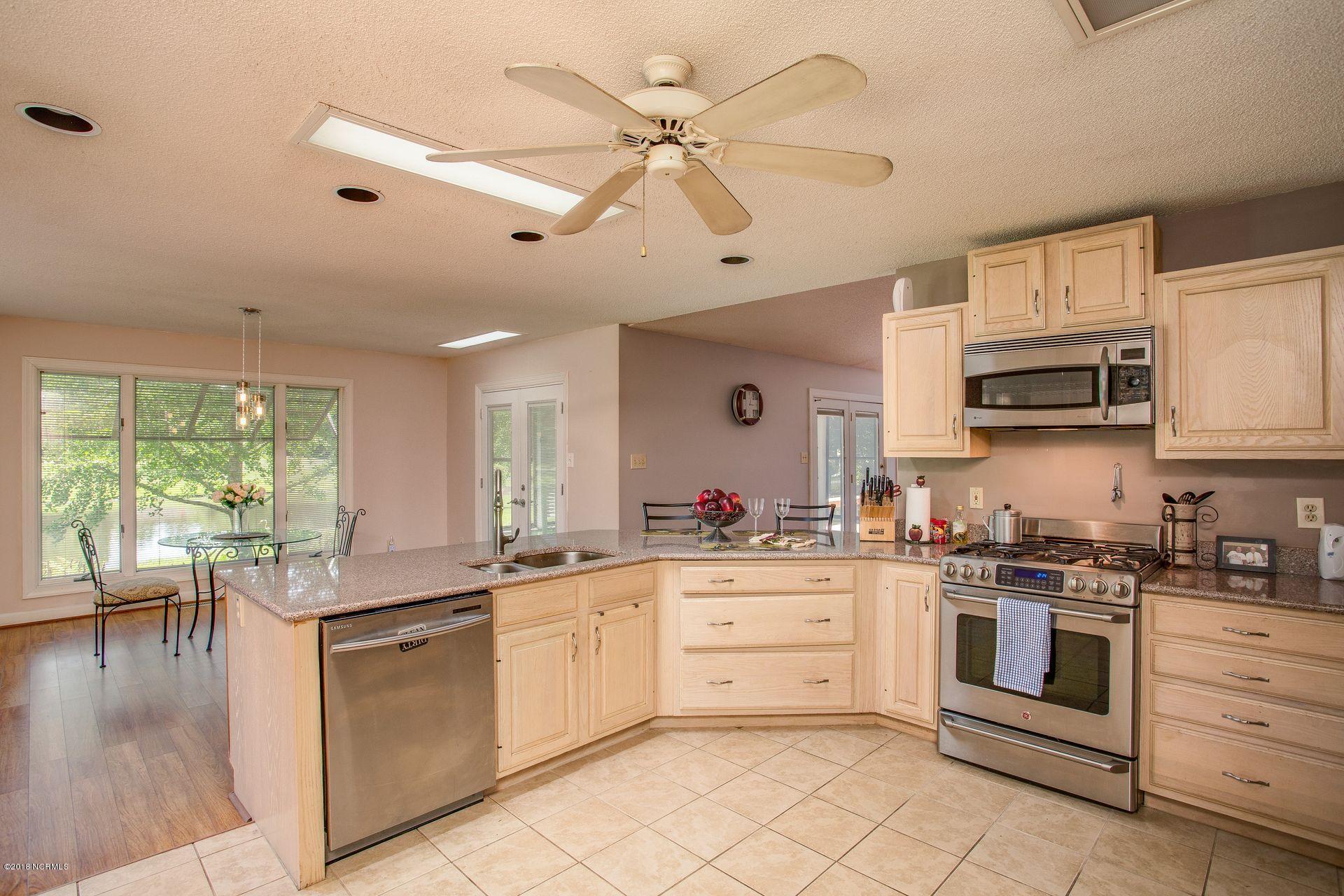 608 Sawgrass Road Hampstead, NC 28443 - Photo 17 of 32 Kitchen