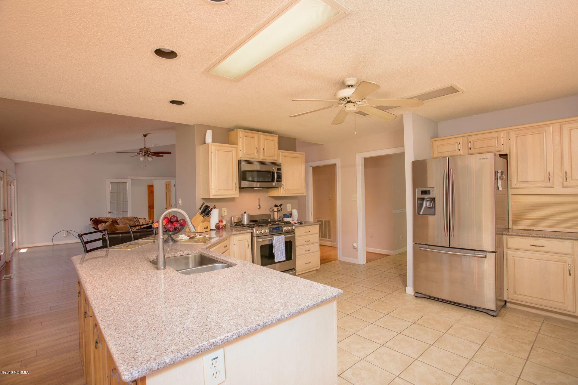608 Sawgrass Road Hampstead, NC 28443 - Photo 18 of 32 Kitchen