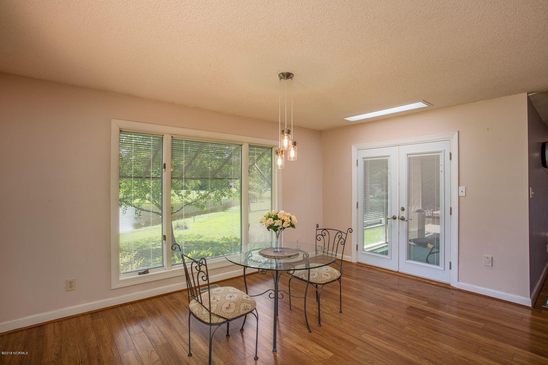 608 Sawgrass Road Hampstead, NC 28443 - Photo 20 of 32 Eat in Kitchen