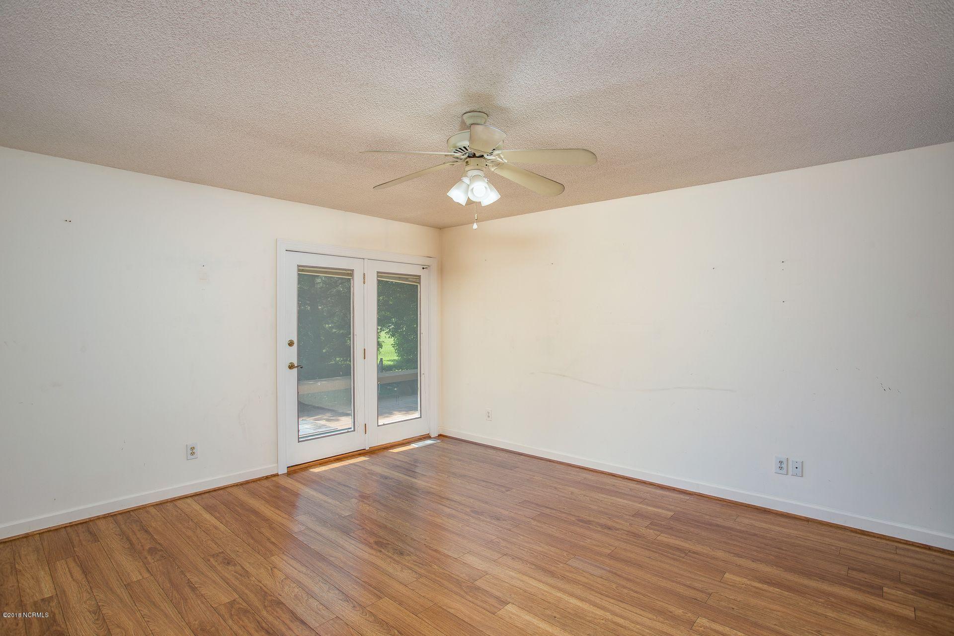 608 Sawgrass Road Hampstead, NC 28443 - Photo 27 of 32 3rd Bedroom