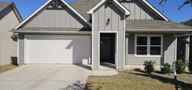 $1,990 | 223 Sweetwater Crk Lane, Hutto, TX 78634