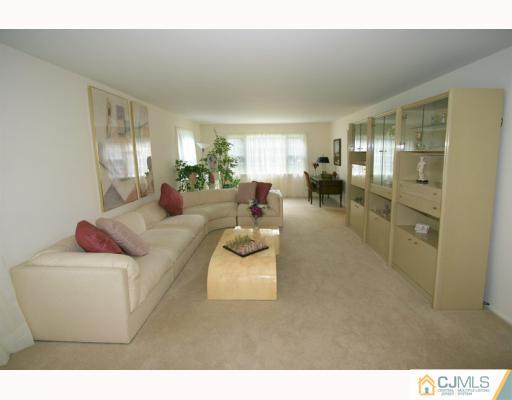 11 Crest Road East Brunswick, NJ 08816 - Photo 3 of 10 Gallery Image 3