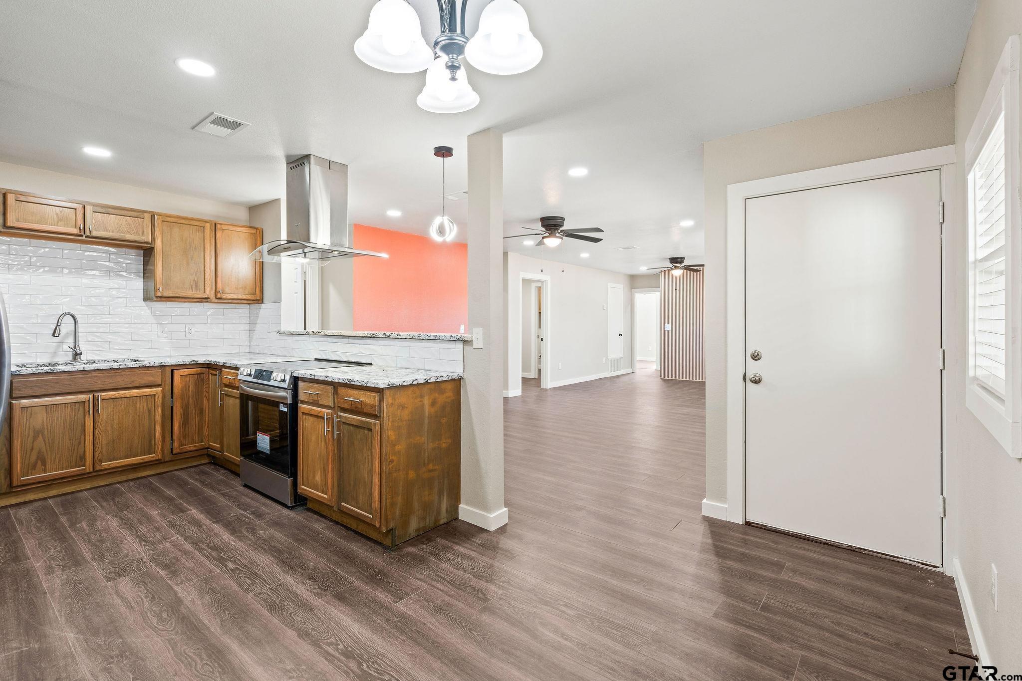 236 Alamo Street Lone Star, TX 75668 - Photo 3 of 33