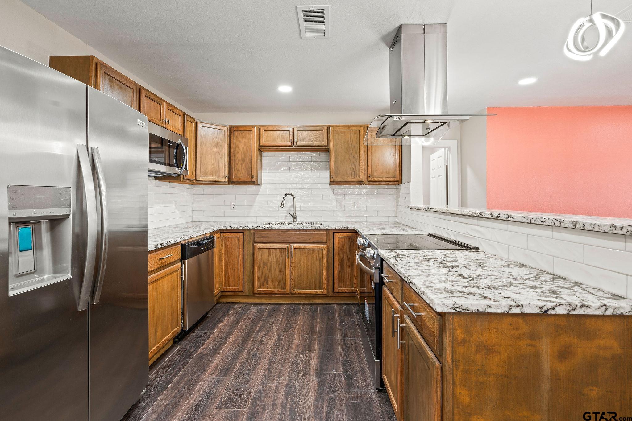 236 Alamo Street Lone Star, TX 75668 - Photo 4 of 33