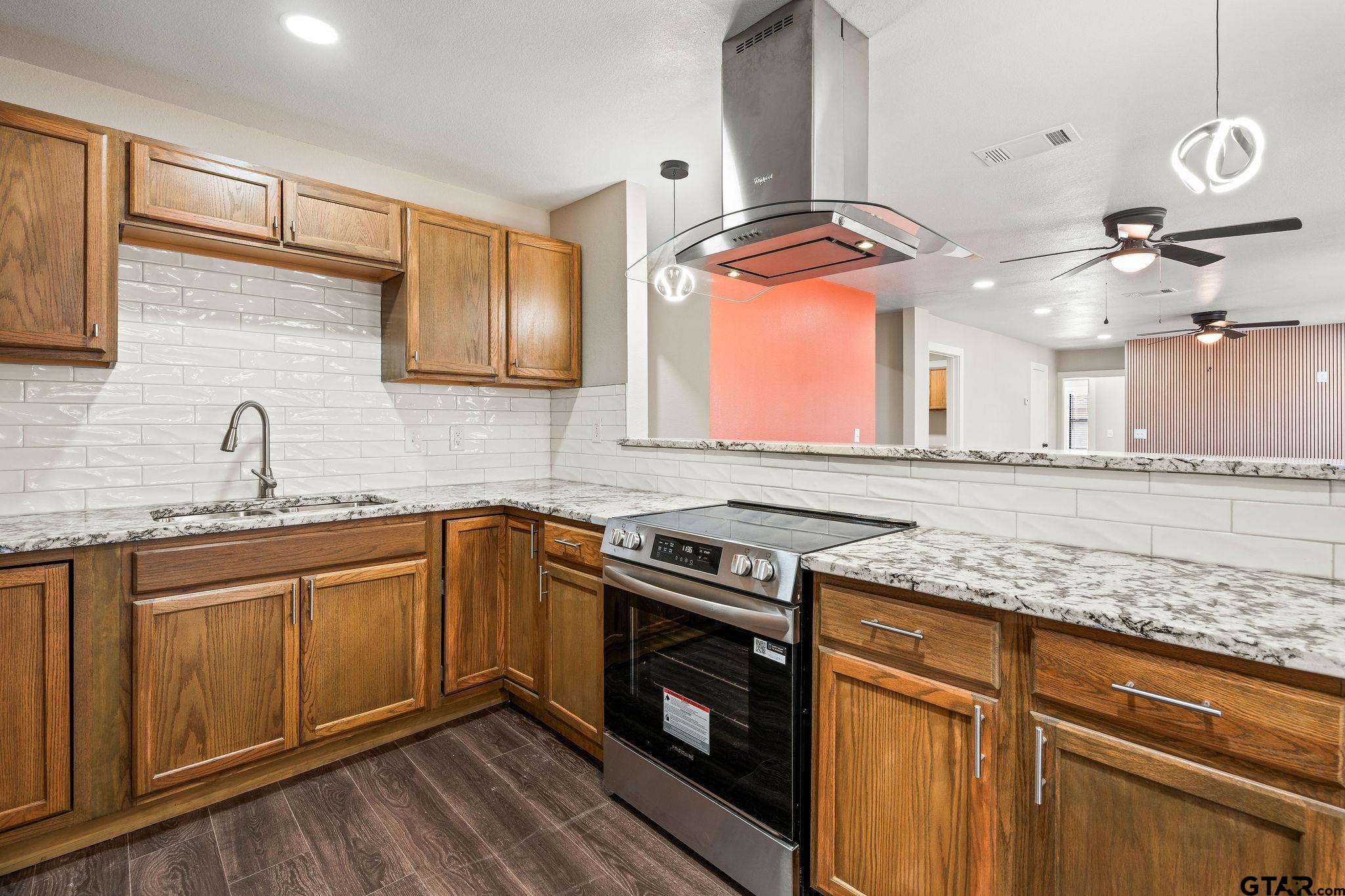 236 Alamo Street Lone Star, TX 75668 - Photo 5 of 33