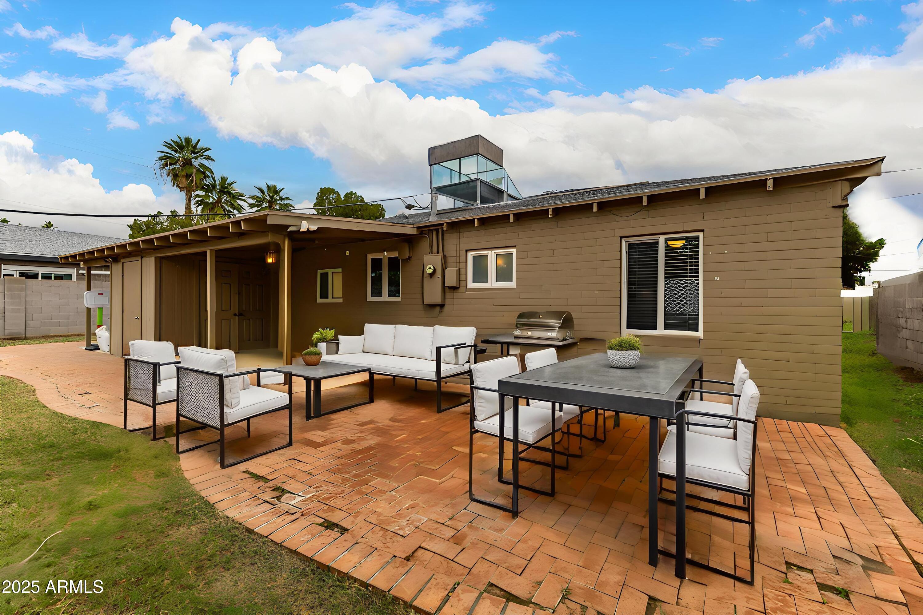 6842 North 10th Place Phoenix, AZ 85014 - Photo 55 of 60 a backyard of a house with table and chairs