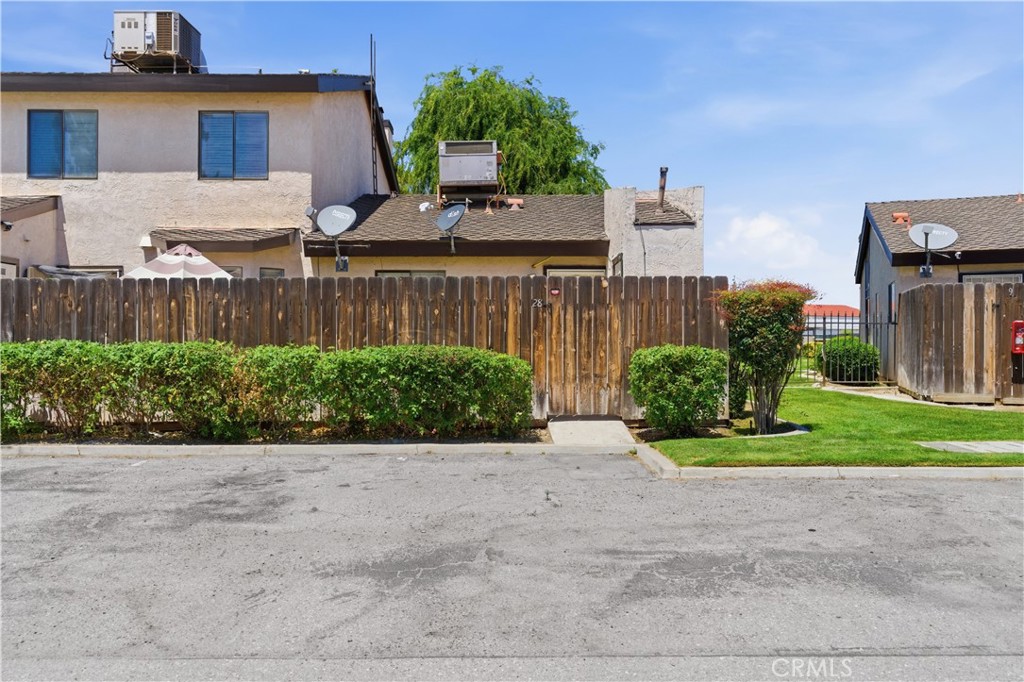7800 Westfield Road, Unit 28 Bakersfield, CA 93309 - Photo 13 of 16 front view of a house with a yard