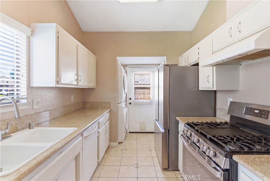 7800 Westfield Road, Unit 28 Bakersfield, CA 93309 - Photo 6 of 16 a kitchen with granite countertop a sink stove and refrigerator
