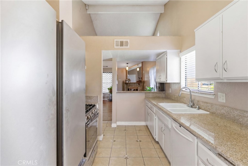 7800 Westfield Road, Unit 28 Bakersfield, CA 93309 - Photo 7 of 16 a bathroom with a granite countertop sink a mirror and a bathtub