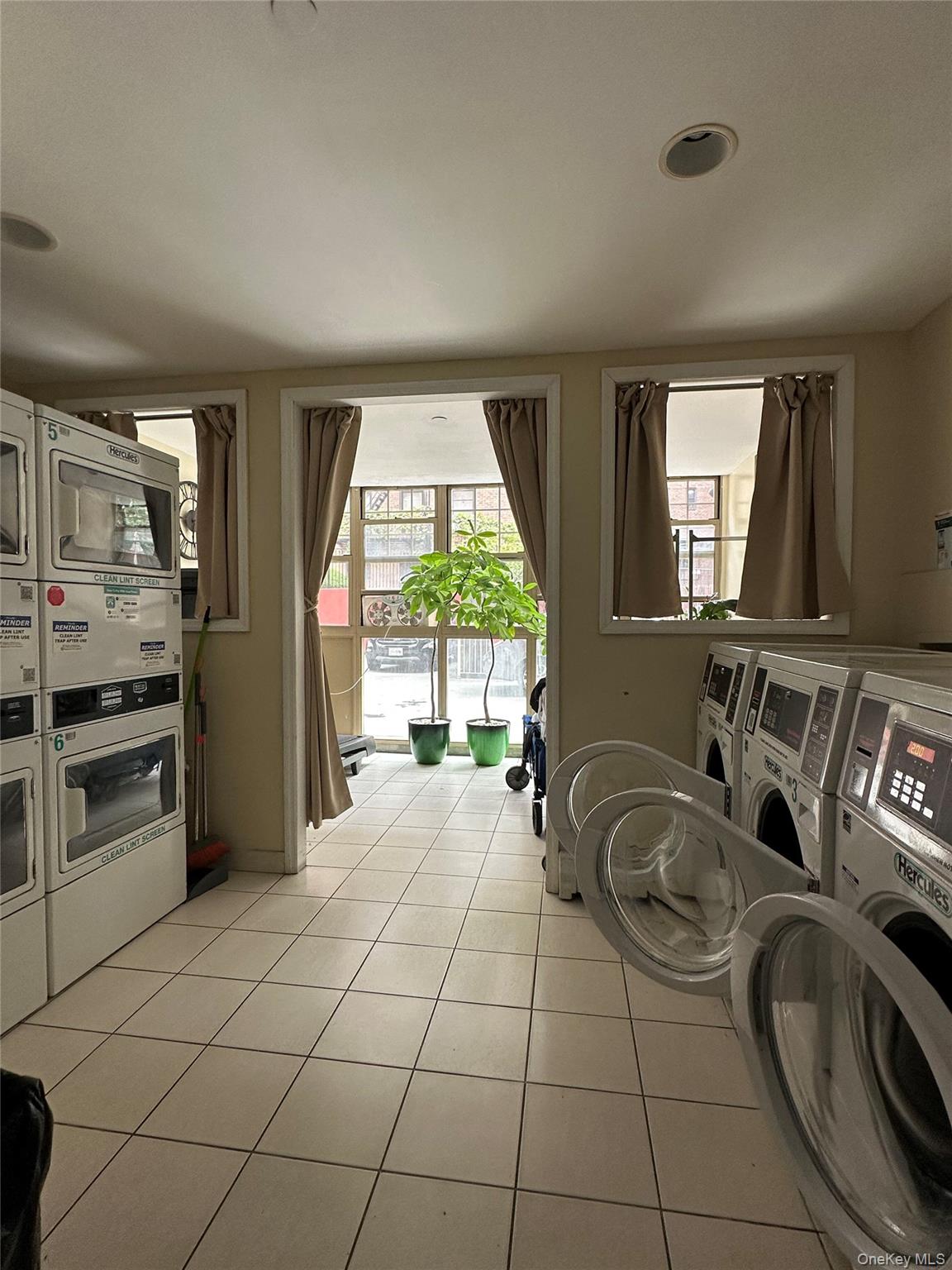 8375 117th Street, Unit 3B Queens, NY 11415 - Photo 7 of 7 a view of a livingroom with furniture