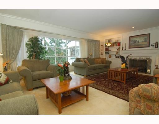 14 Winthrop Road Rosslyn Farms, PA 15106 - Photo 5 of 8 Living Room.