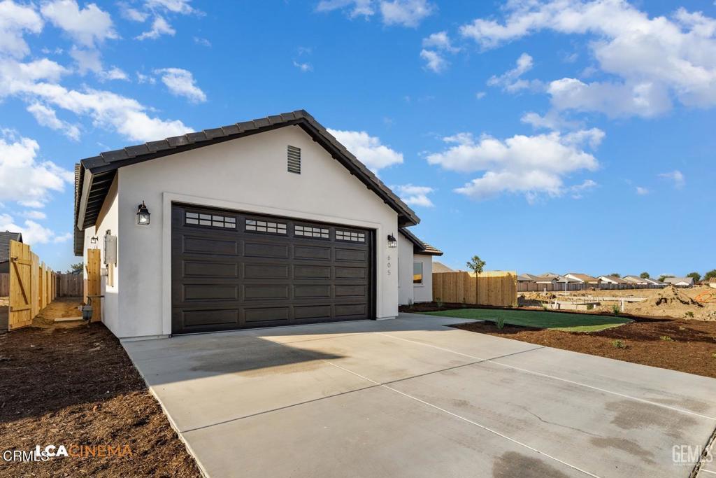 716 Sammy Way Shafter, CA 93263 - Photo 3 of 27 d38a6b3c-8531-4233-8a98-604b1f41b4a3