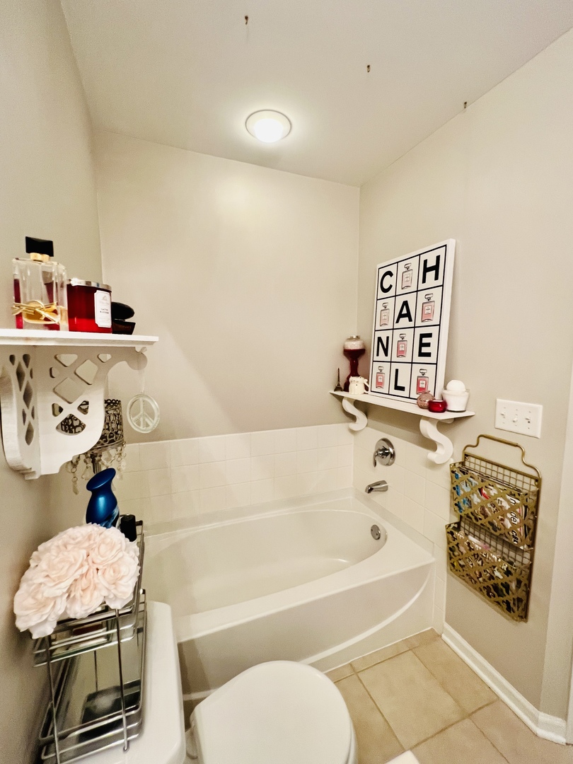 39102 Welsh Lane Beach Park, IL 60083 - Photo 17 of 24 a bathroom with a bath tub a sink and a toilet
