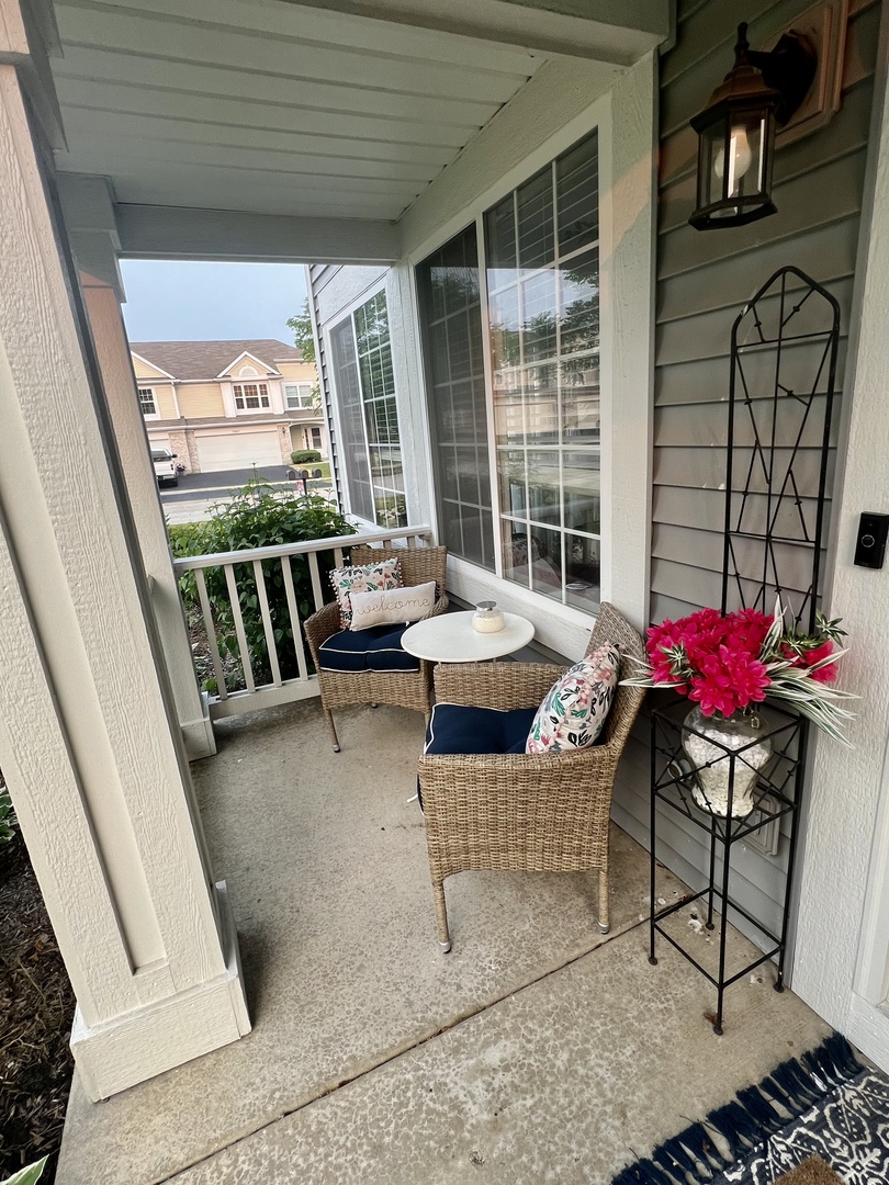 39102 Welsh Lane Beach Park, IL 60083 - Photo 3 of 24 a living room with furniture and a potted plant