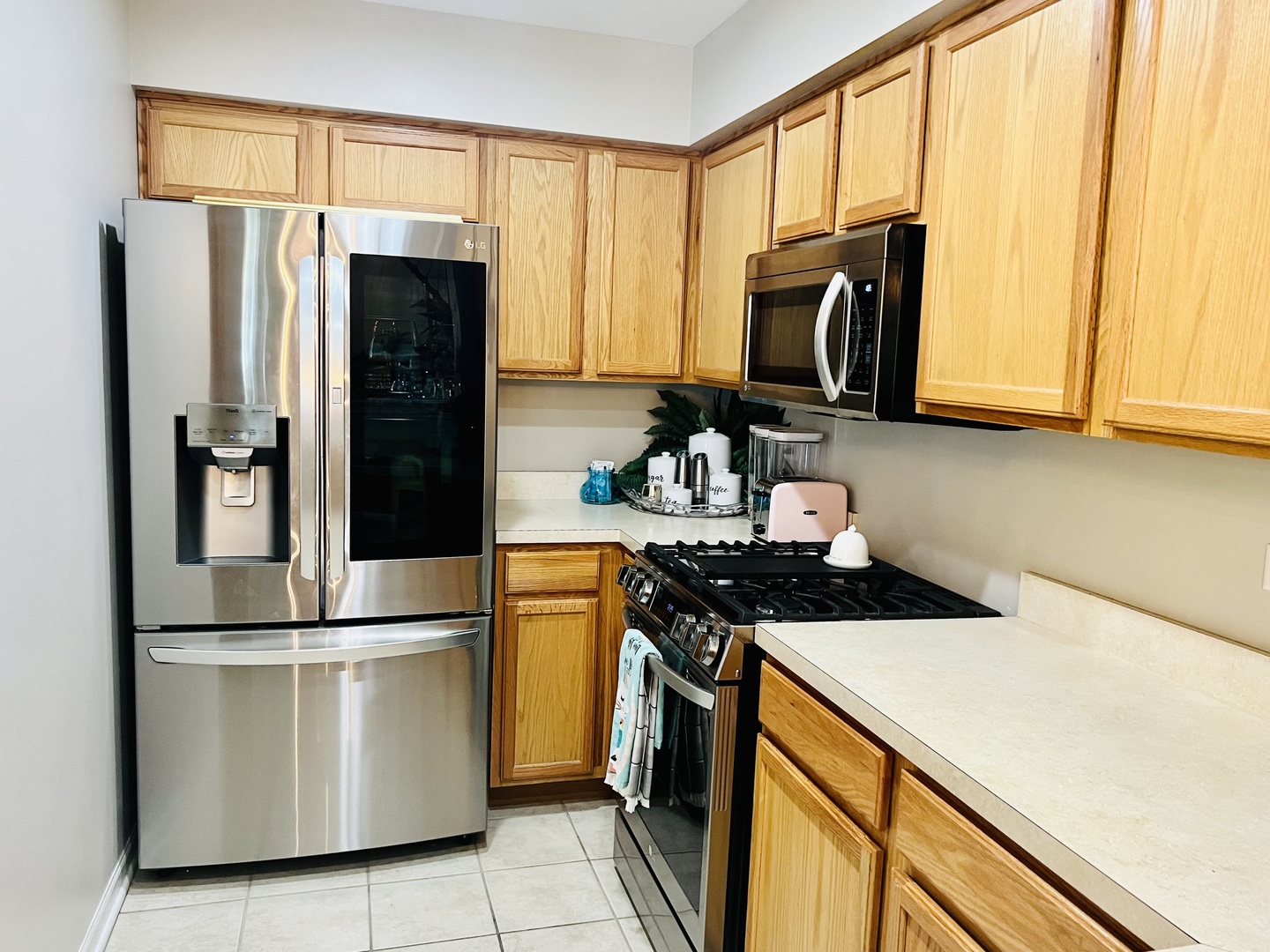 39102 Welsh Lane Beach Park, IL 60083 - Photo 6 of 24 a kitchen with a refrigerator a stove and a sink