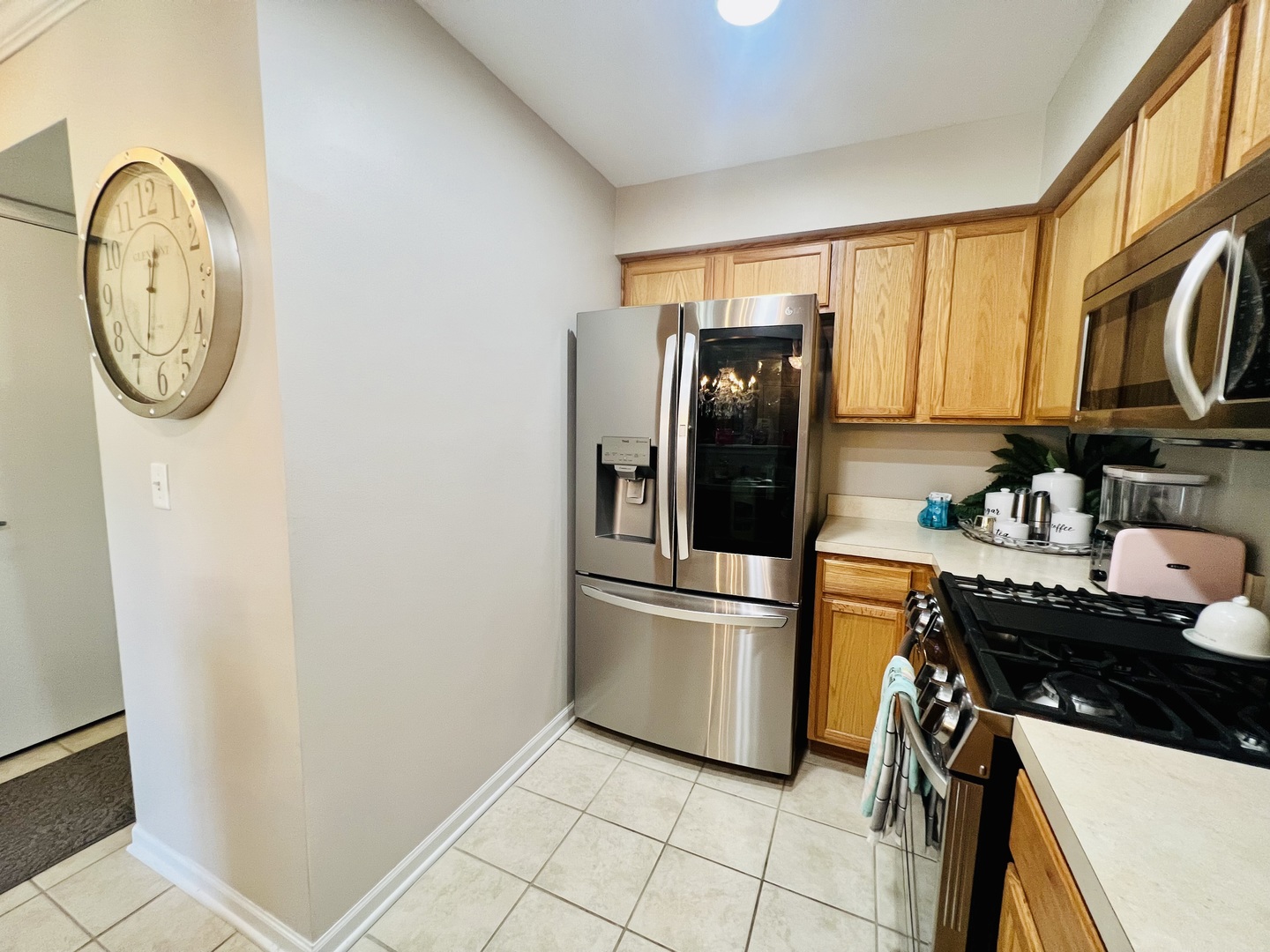 39102 Welsh Lane Beach Park, IL 60083 - Photo 8 of 24 a kitchen with stainless steel appliances granite countertop a refrigerator and a stove