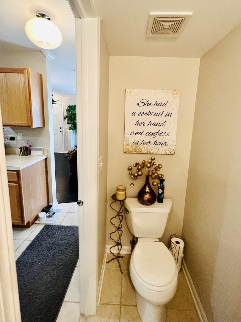 39102 Welsh Lane Beach Park, IL 60083 - Photo 10 of 24 a bathroom with a toilet sink and mirror