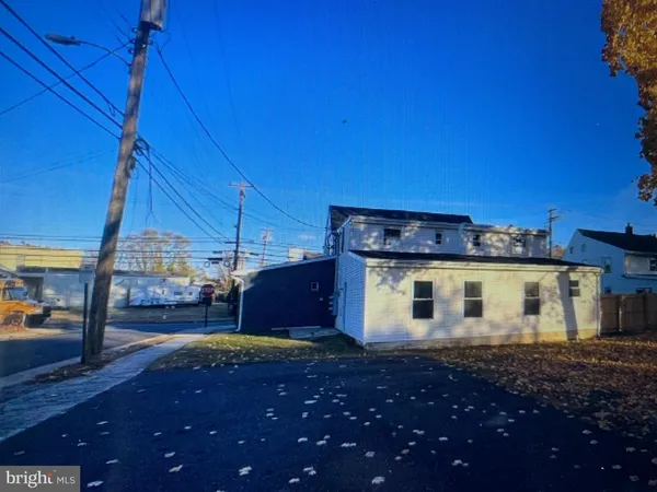 a view of a house with a backyard