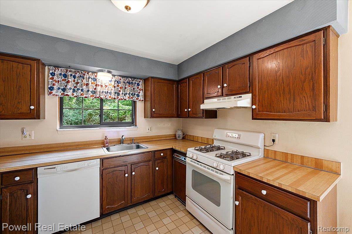 1938 Allenway Court Rochester, MI 48309 - Photo 16 of 39 Kitchen comes complete with all white appliances! (2 of 2)