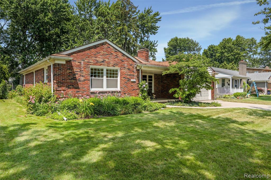 21235 River Road Grosse Pointe Woods, MI 48236 - Photo 3 of 33