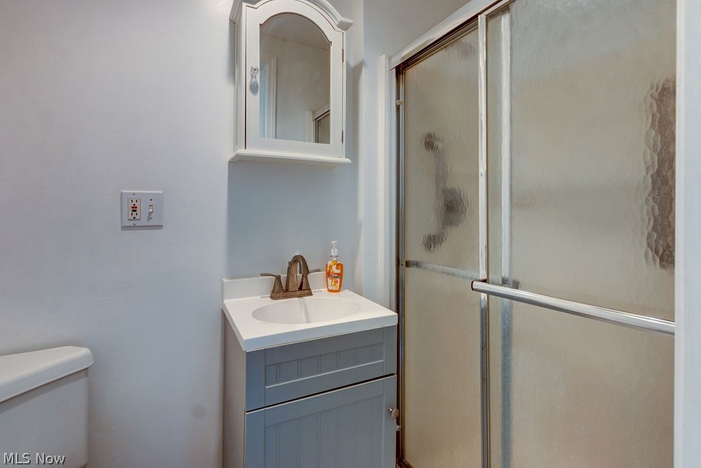 4732 Anderson Road Cleveland, OH 44124 - Photo 16 of 35 1st floor full bath