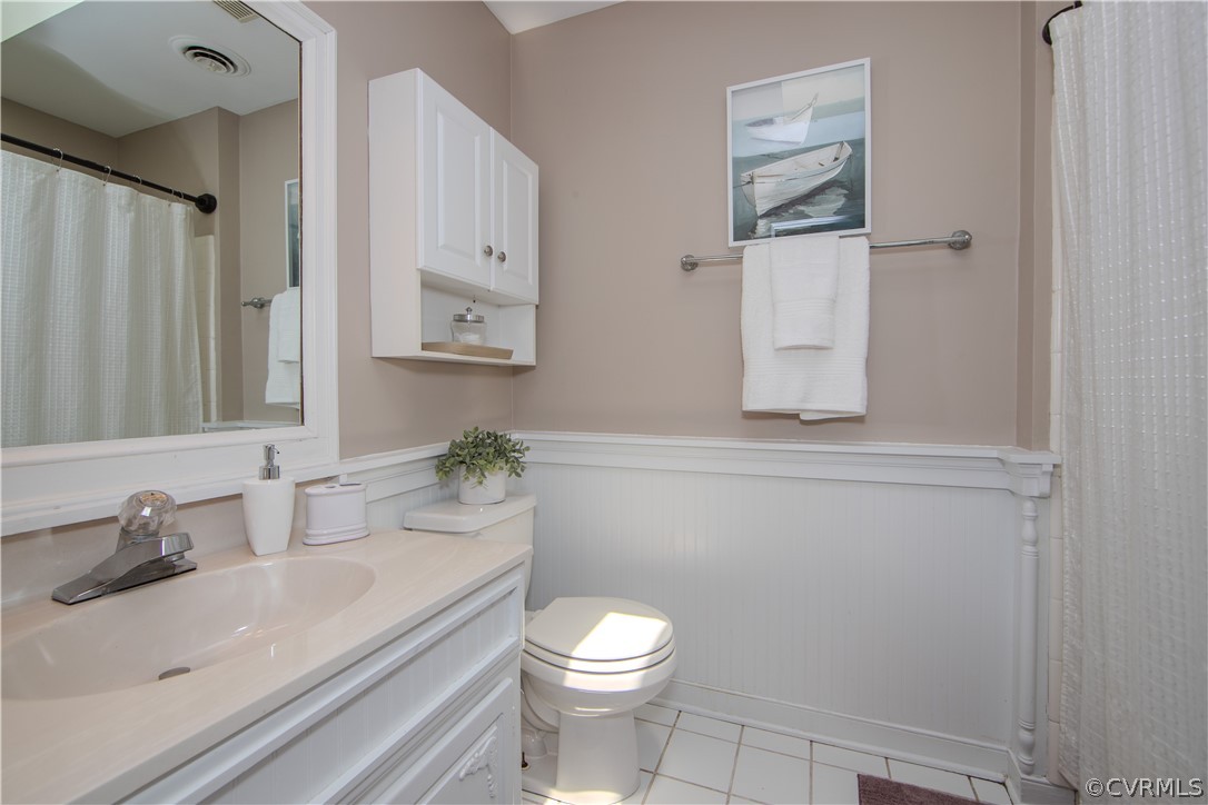 2306 Shadow Ridge Court Midlothian, VA 23112 - Photo 20 of 27 a bathroom with a sink a toilet and mirror