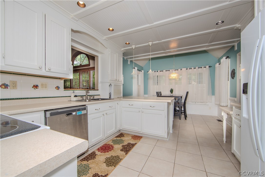 2306 Shadow Ridge Court Midlothian, VA 23112 - Photo 6 of 27 a kitchen with a sink and cabinets