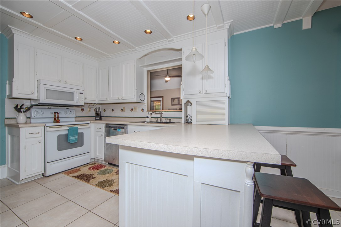 2306 Shadow Ridge Court Midlothian, VA 23112 - Photo 7 of 27 a kitchen with a sink a stove and cabinets