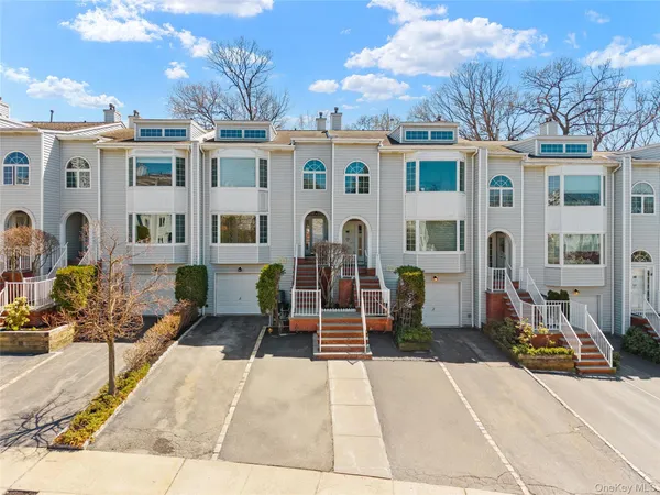 $928,000 | 240-46 Oak Park Drive, Unit 37A | Douglaston
