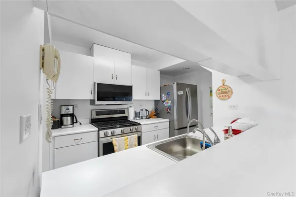 $928,000 | 240-46 Oak Park Drive, Unit 37A | Douglaston