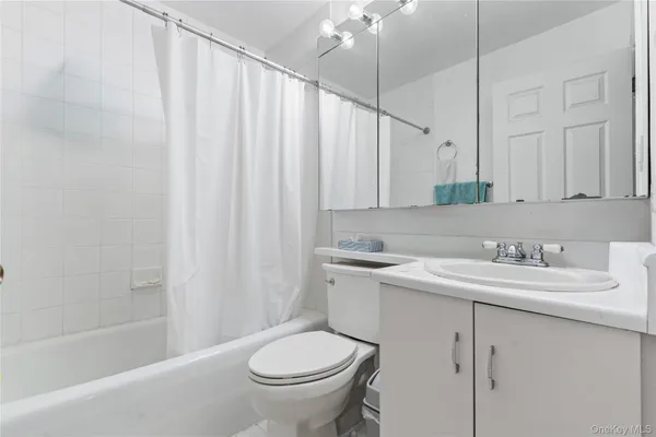 $928,000 | 240-46 Oak Park Drive, Unit 37A | Douglaston