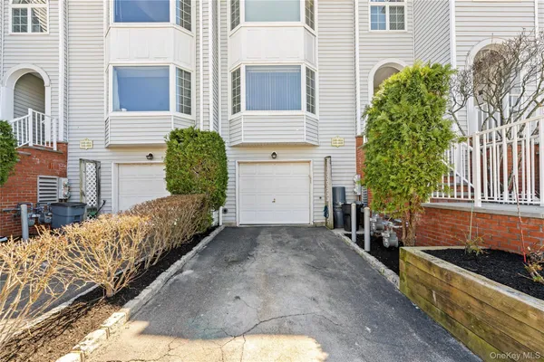 $928,000 | 240-46 Oak Park Drive, Unit 37A | Douglaston