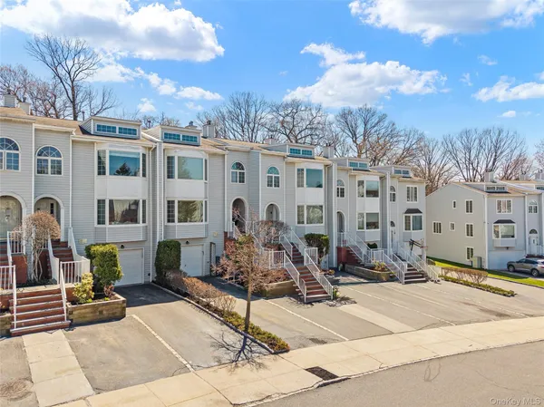 $928,000 | 240-46 Oak Park Drive, Unit 37A | Douglaston